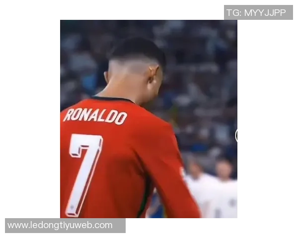 耐克明年将推出金色C罗战靴引发球迷热议